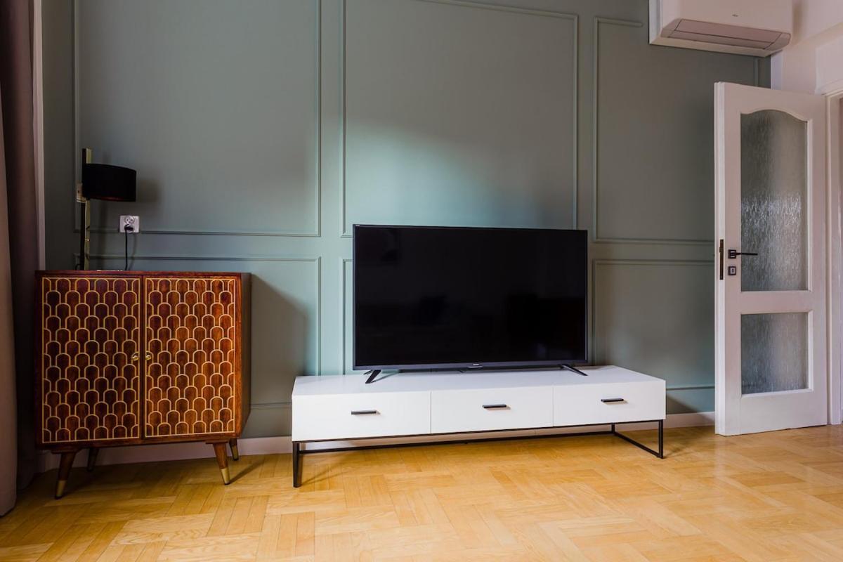 Amazing, Spacious In The Center! Appartamento